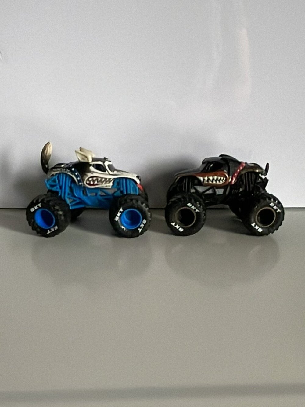 Monster Jam 2 Trucks Loose - Mutt Husky Vs Rottweiler Very Rare 1/64 Series 19